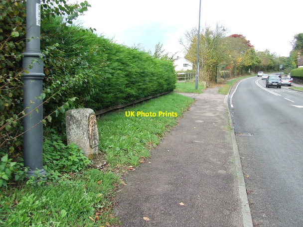 Photo 6"x4" Old Milepost Thundridge c2012