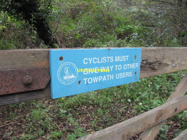 Photo 6"x4" Notice on the gate Pirbright c2012