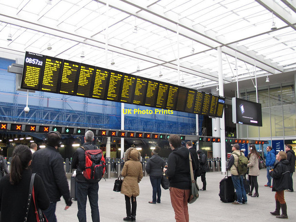 Photo 6"x4" London Bridge station - new screens London c2012