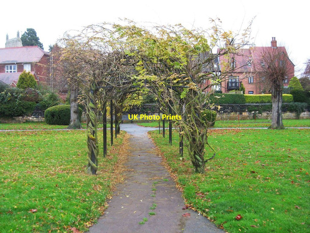Photo 6"x4" Pergola in Victoria Gardens, Tewkesbury Tewkesbury c2012