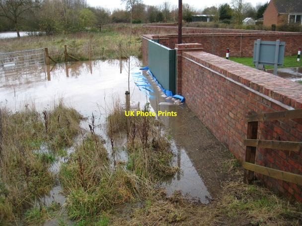 Photo 6"x4" Uckinghall flood defence in action Holdfast\/SO8537 c2012