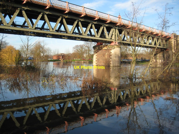 Photo 6"x4" Worcester railway bridge reflected in floodwater Worcester c2012