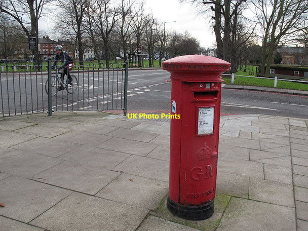 Photo 6"x4" Postbox on Kew Green Brentford c2012