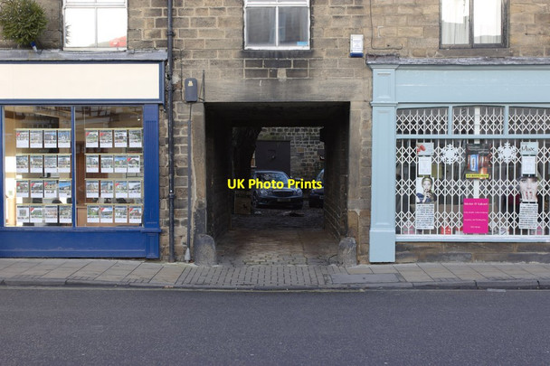 Photo 6"x4" Stone Archway, 6 Bondgate Otley\/SE2045 c2012
