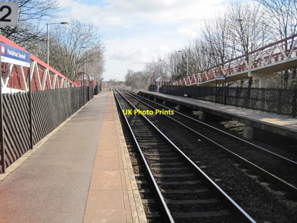 Photo 6"x4" Pontefract Tanshelf railway station, Yorkshire Pontefract c2010