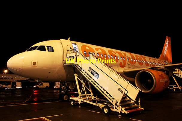 Photo 6"x4" Easyjet A319 Airbus at Edinburgh airport Ratho Station c2012