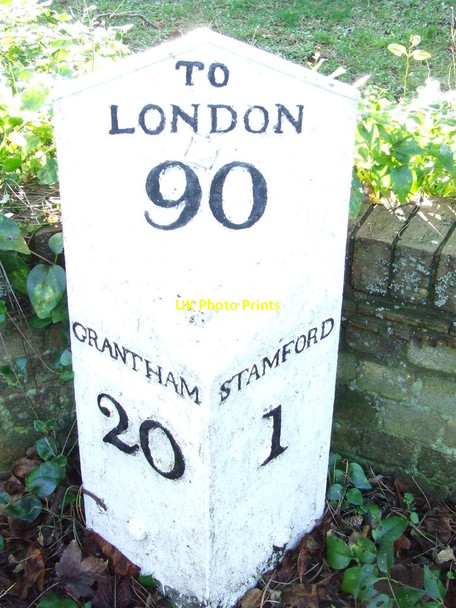 Photo 6"x4" Old Cast Iron Milepost Stamford\/TF0207 c2012