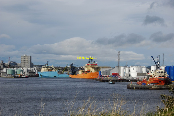 Photo 6"x4" Oil Service Vessels, Tidal Harbour, Aberdeen Torry\/NJ9505 c2012