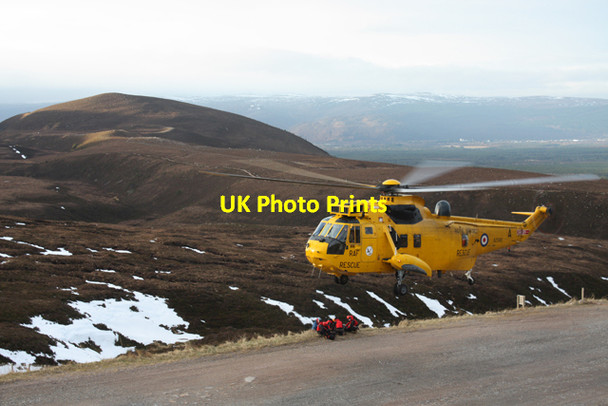 Photo 6"x4" RAF Rescue helicopter Allt Coire an t-Sneachda\/NH9805 c2012