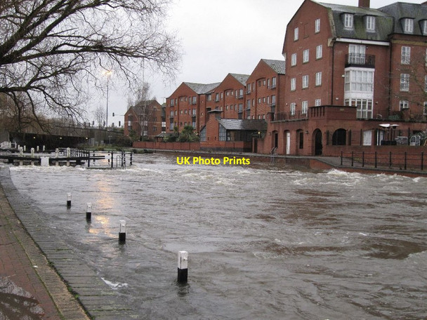 Photo 6"x4" Weir at County Lock Reading c2012