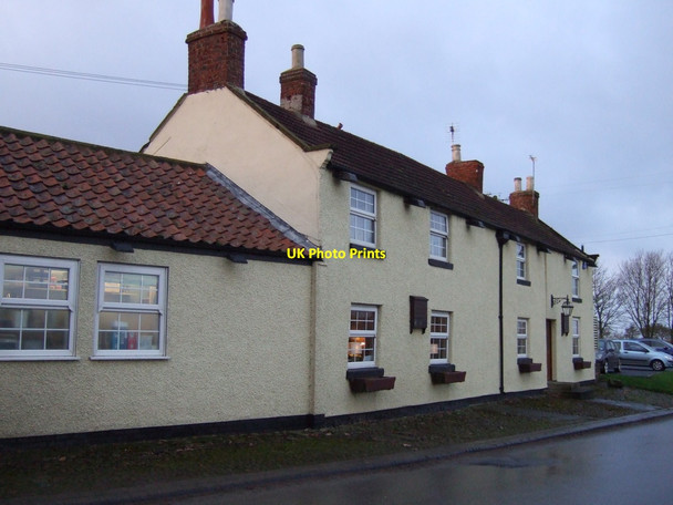 Photo 6"x4" The Fox and Hounds pub Northallerton c2012