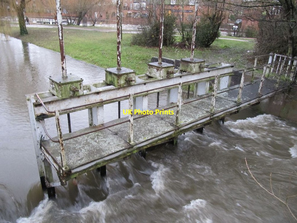 Photo 6"x4" Water round the weir Reading c2012