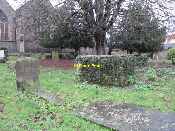 Photo 6"x4" Churchyard at the back Reading c2012