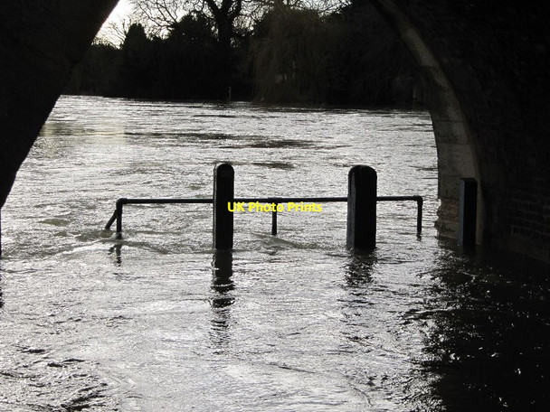 Photo 6"x4" Posts in the floods Wallingford c2012