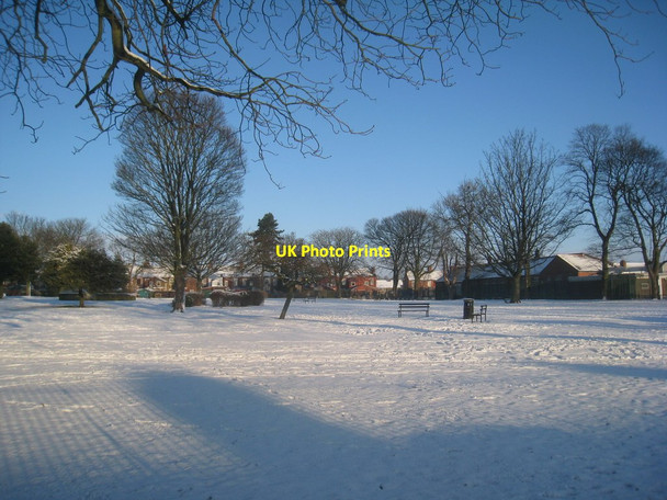 Photo 6"x4" Memorial Gardens in the snow (2) Scunthorpe c2013