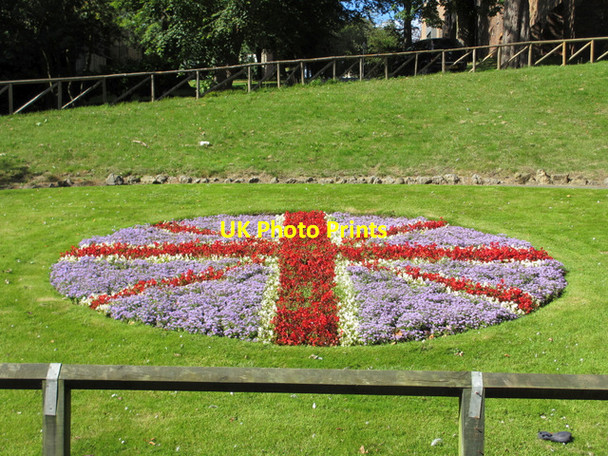 Photo 6"x4" Flower bed 2 alongside Valley Road Scarborough\/TA0388 c2012