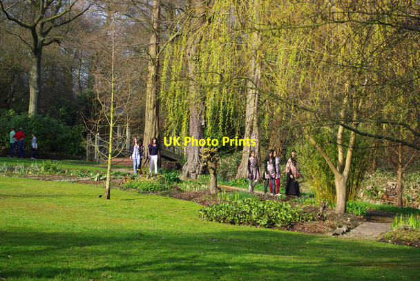 Photo 6"x4" Visitors enjoying the gardens at Winterbourne Edgbaston c2012