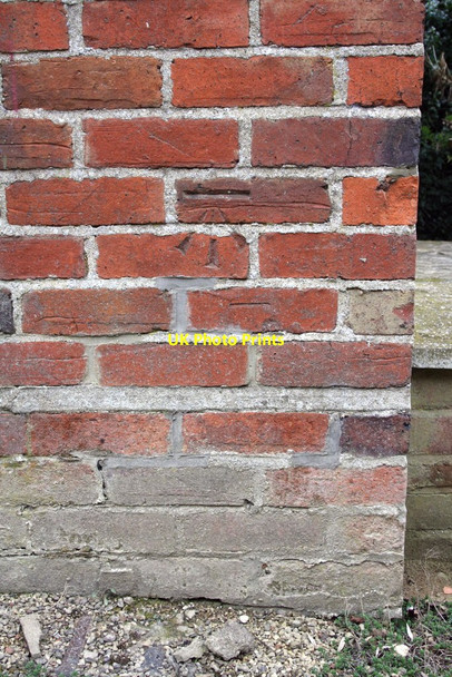 Photo 6"x4" Benchmark on Cheyn Cottage Boars Hill c2013