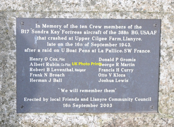 Photo 6"x4" Memorial to a B17 crew at Llanyre Llandrindod Wells\/Llandrindod c2012