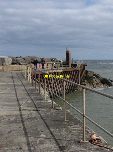 Photo 6"x4" Harbour breakwater Staithes c2013