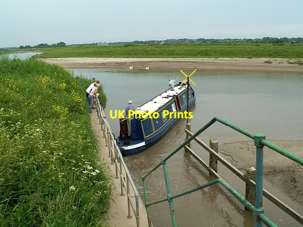 Photo 6"x4" Narrowboat making a tricky right hand turn out of Salters Lode Lock Salters Lode c2006