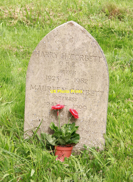 Photo 6"x4" St Michael & All Angels, Penhurst - Gravestone Penhurst c2012 P1