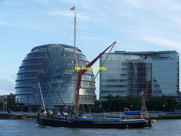 Photo 6"x4" Thames sailing barge passes City Hall London c2011