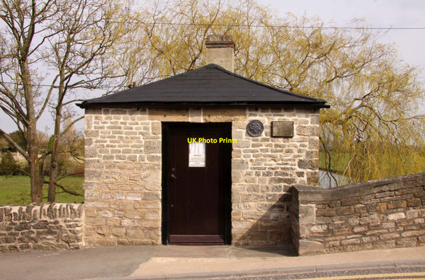 Photo 6"x4" The toll house on the Ha'penny Bridge Lechlade on Thames c2013