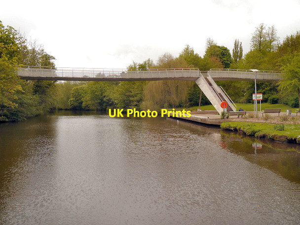 Photo 6"x4" River Medway, Whatman Park Footbridge Maidstone c2013