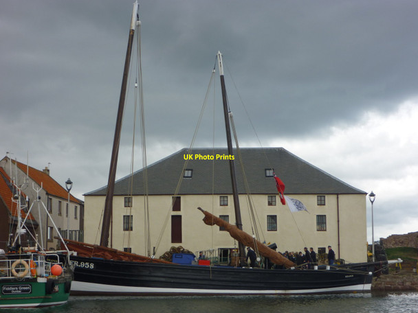 Photo 6"x4" Coastal East Lothian : FR958 Reaper Berthed Beside MacArthur's Store, Cromwell Harbour, Dunbar Dunbar c2013