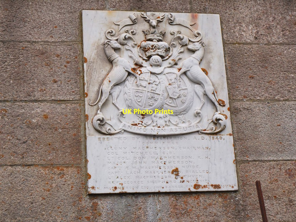 Photo 6"x4" Coat of arms, Duke of Gordon's Monument Alvie c2013