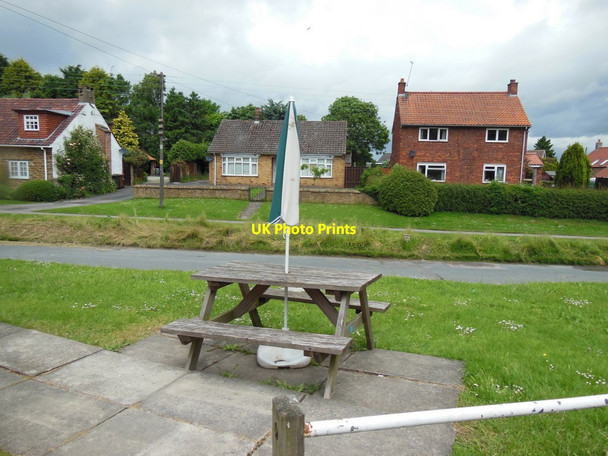 Photo 6"x4" The beer garden at the  Castle Inn, Sheriff Hutton Sheriff Hutton c2013