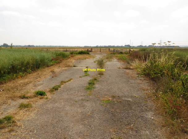 Photo 6"x4" The perimeter of RAF Oakley Little London\/SP6412 c2013