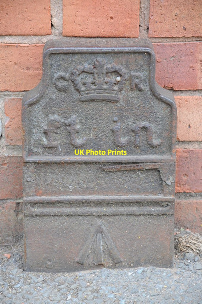 Photo 6"x4" Benchmark, Back of Avon, Tewkesbury Tewkesbury c2013