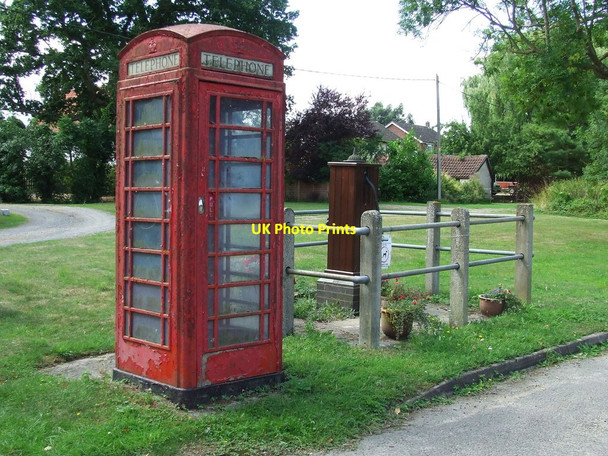 Photo 6"x4" Pump And Phonebox Diss c2013