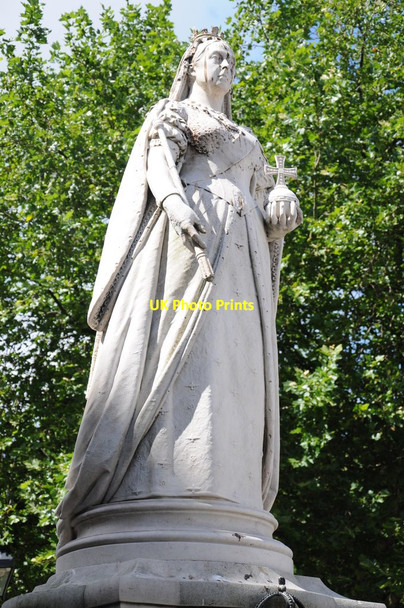 Photo 6"x4" Statue of Queen Victoria Bedminster c2013