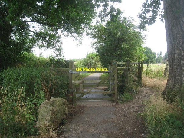 Photo 6"x4" Gate on the footpath to Wick Pershore c2013