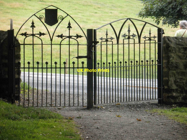 Photo 6"x4" Gates on footpath from Jervaulx Abbey East Witton c2013