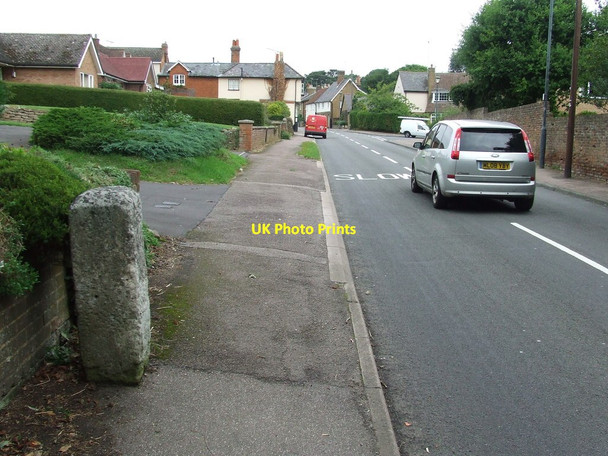 Photo 6"x4" Old Milestone Watton at Stone c2013