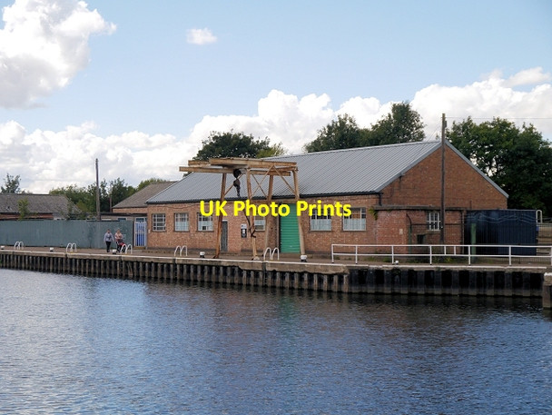 Photo 6"x4" River Trent, The Basin at Newark Newark-on-Trent c2013