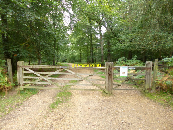 Photo 6"x4" Burley Outer Rails Inclosure, gates Burley Lawn c2013