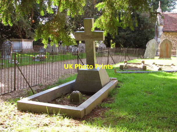 Photo 6"x4" Rockland St Mary's churchyard Hellington c2013
