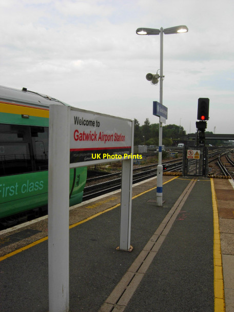 Photo 6"x4" Gatwick Airport Station Horley\/TQ2843 c2013