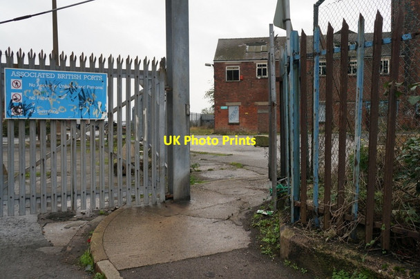 Photo 6"x4" A path leading to the River Humber, Hull Kingston upon Hull c2013