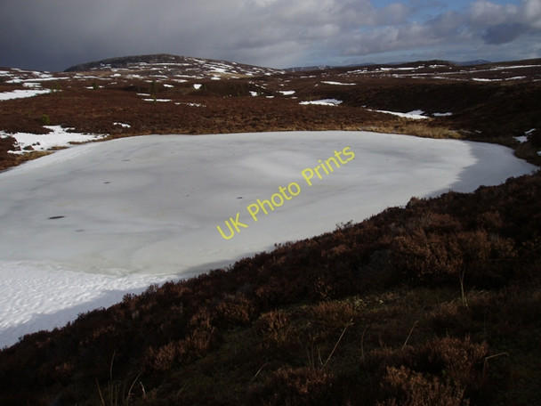 Photo 6"x4" Frozen Lochan Carn na Leitire\/NH9330 c2009