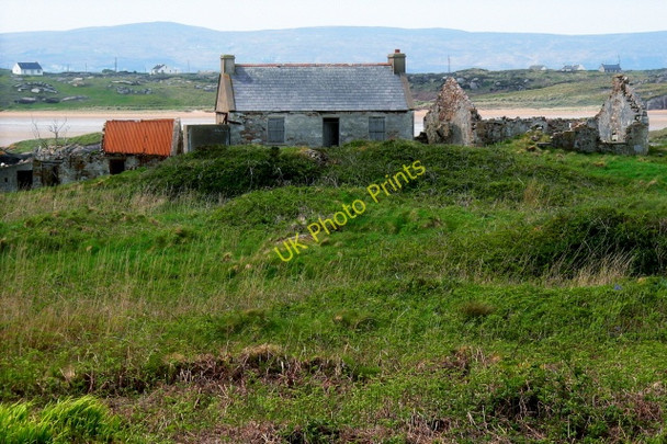 Photo 6"x4" Kincasslagh Peninsula - derelict buildings Kincaslough c2008