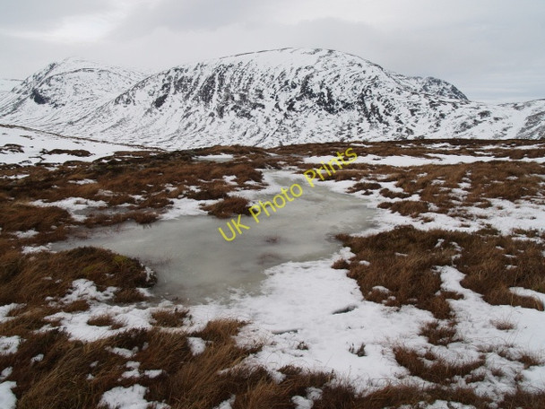 Photo 6"x4" Frozen bogpool, NW ridge, Meall Feith Dhiongaig Meall F\u00e8ith Dhiongaig c2009