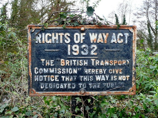Photo 6"x4" Which way is?? Tutnalls c2009