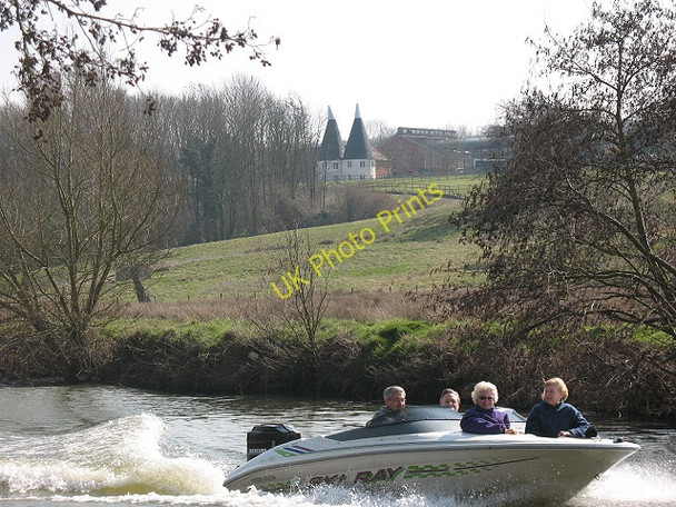 Photo 6"x4" Speeding up the Medway Teston c2009