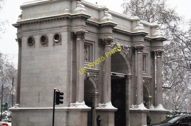 Photo 6"x4" Marble Arch in the snow Westminster c2009